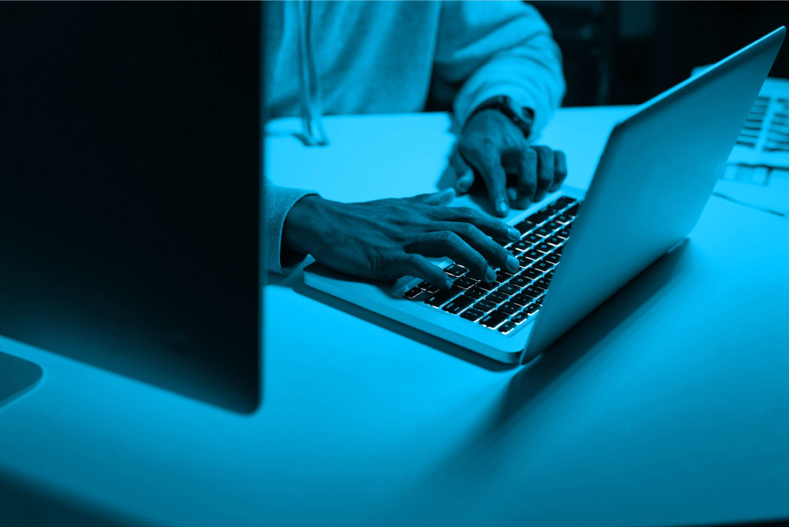 Persona usando su ordenador portatil