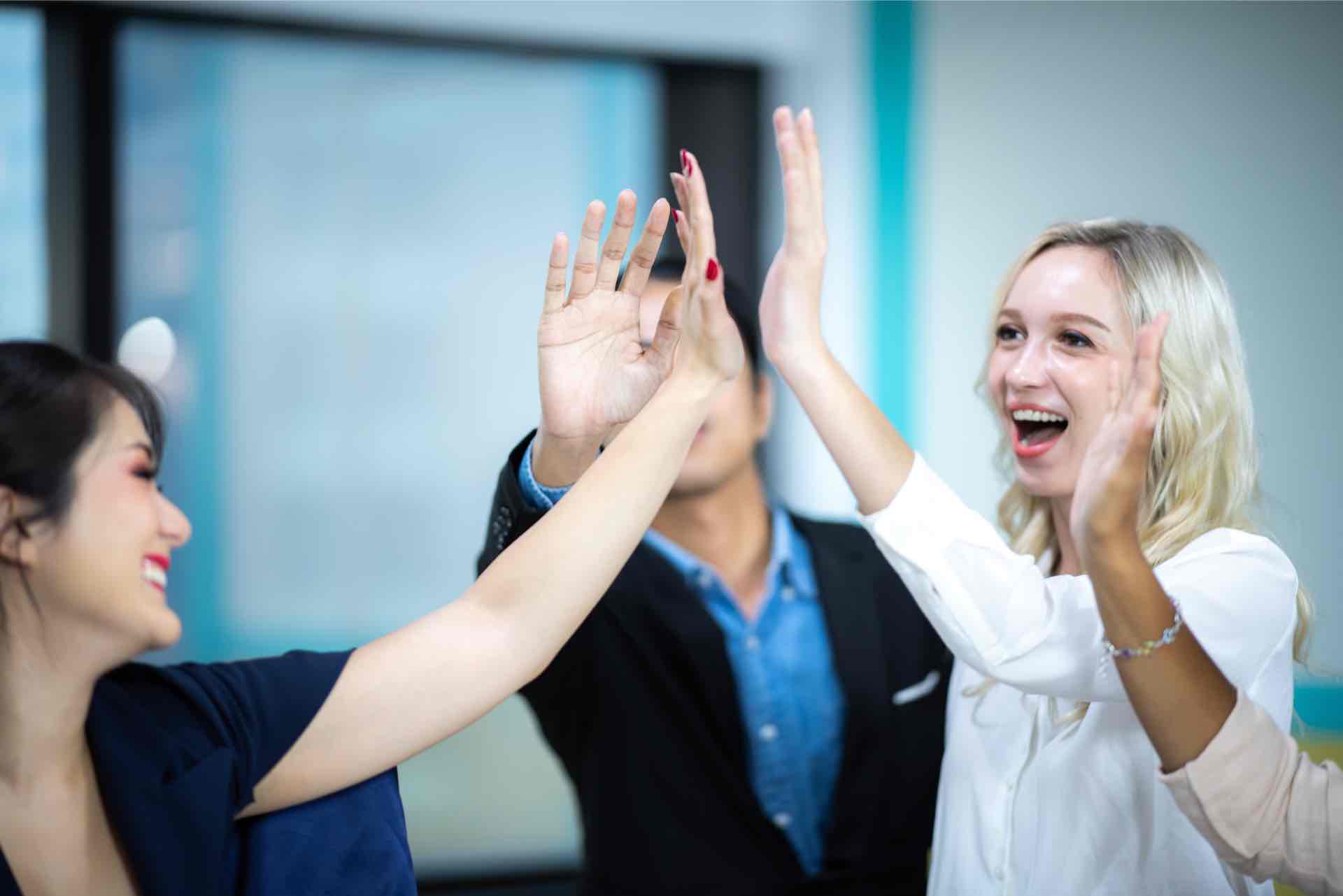 Equipo unido chocando manos